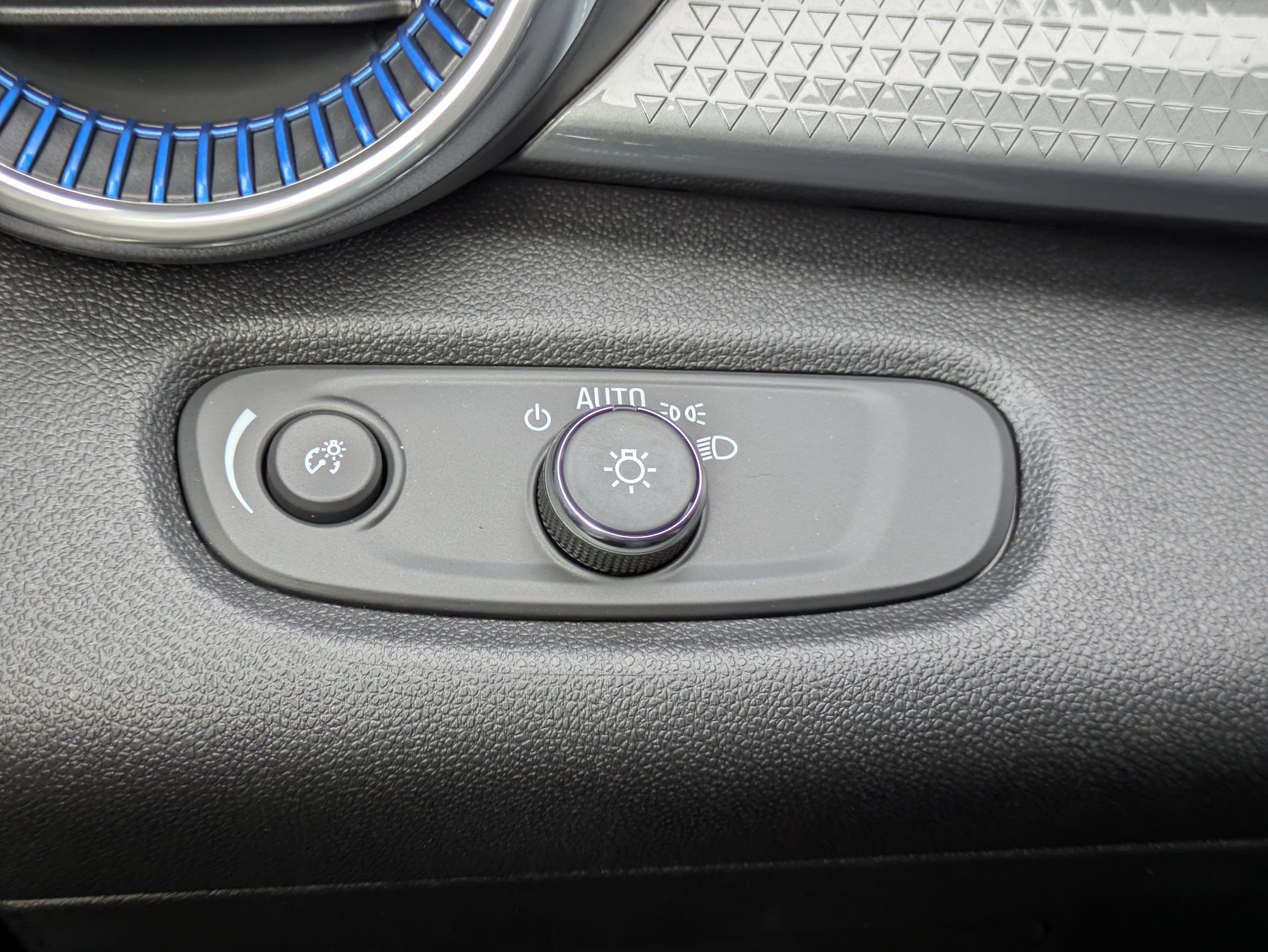 New 2025 Chevrolet Trax LT w/ Driver Confidence Package image 14