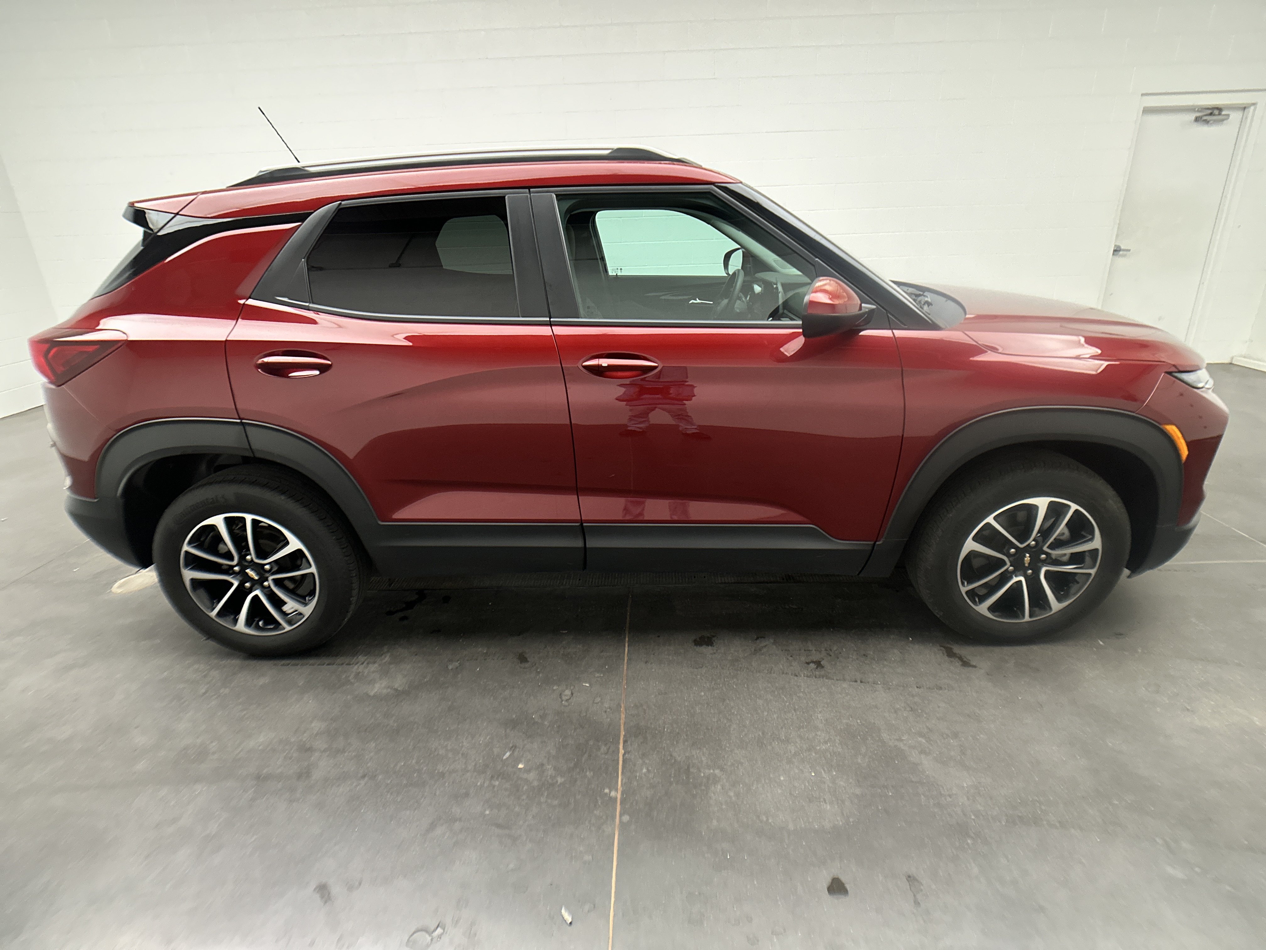 Used 2025 Chevrolet TrailBlazer LT AWD/4WD image 9