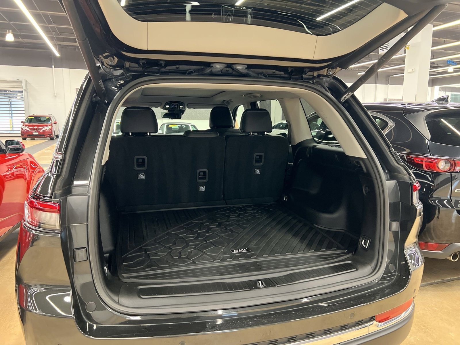 Used 2024 Jeep Grand Cherokee Limited w/ Luxury Tech Group II image 22