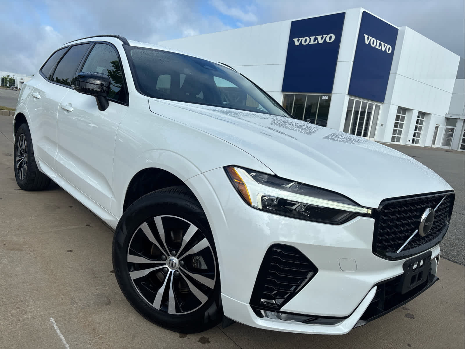 Used 2024 Volvo XC60 B5 Core AWD/4WD image 3