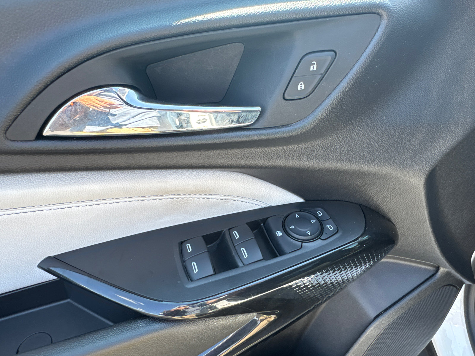 Used 2025 Chevrolet Trax LT FWD image 8
