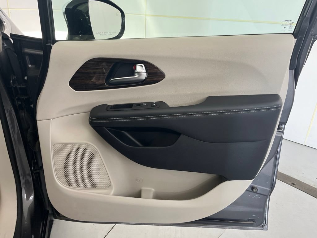 Used 2023 Chrysler Pacifica Limited FWD image 30