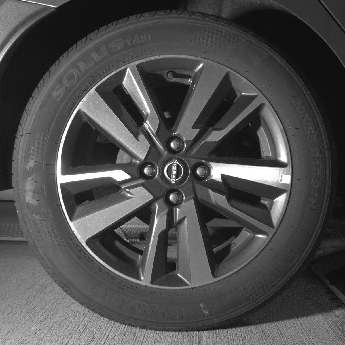 Used 2025 Nissan Versa SV FWD image 15