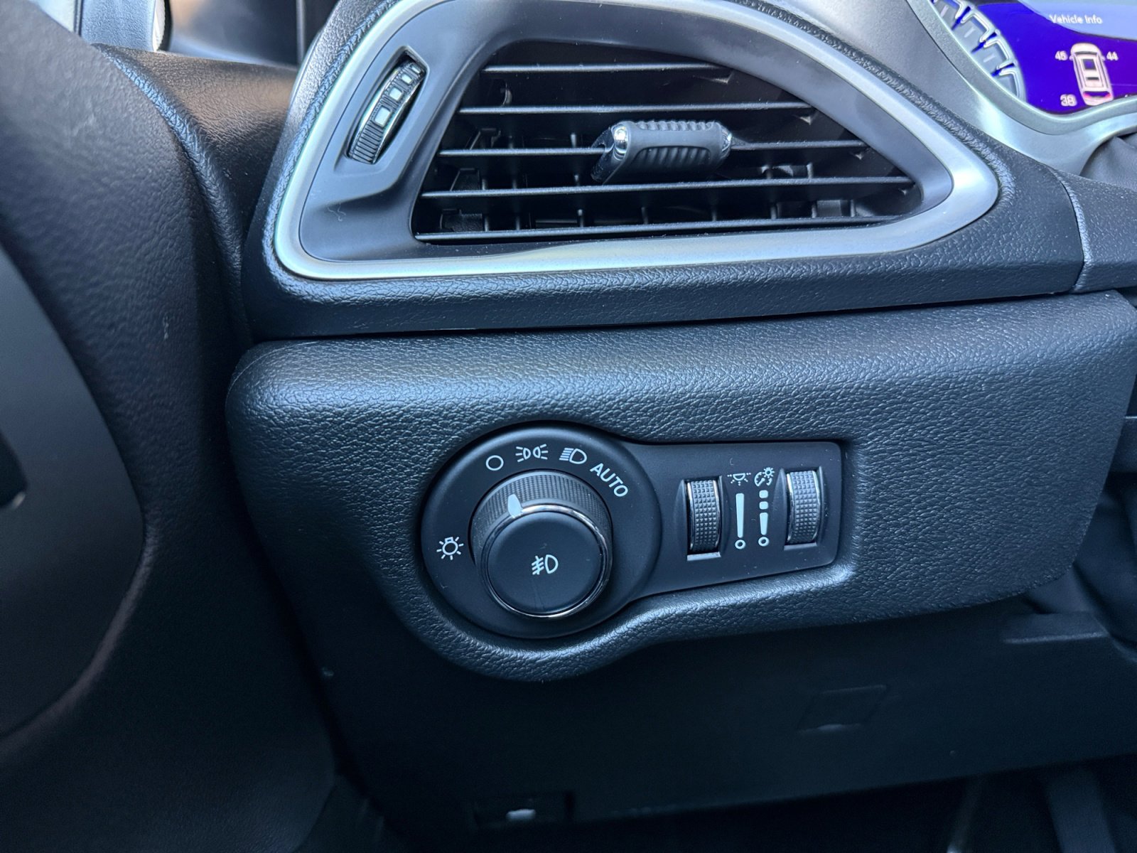 Used 2026 Chrysler Pacifica Select image 18