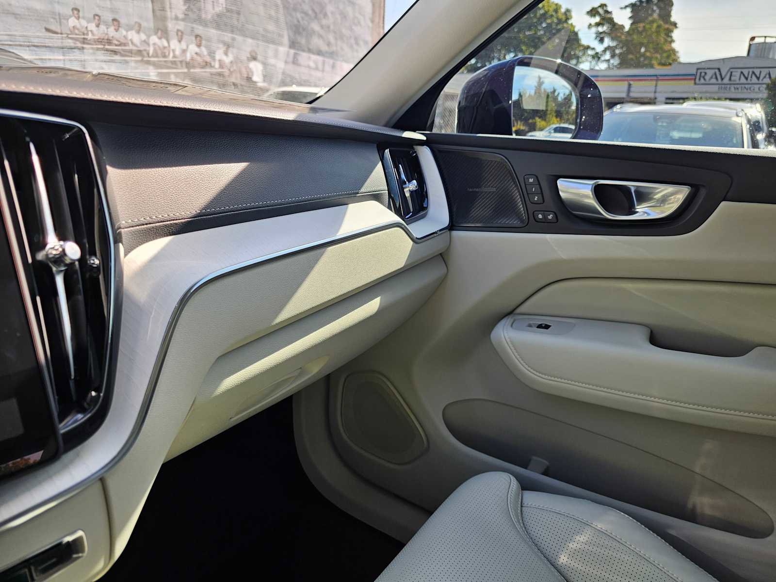 New 2026 Volvo XC60 T8 Ultra w/ Protection Package Premier image 32