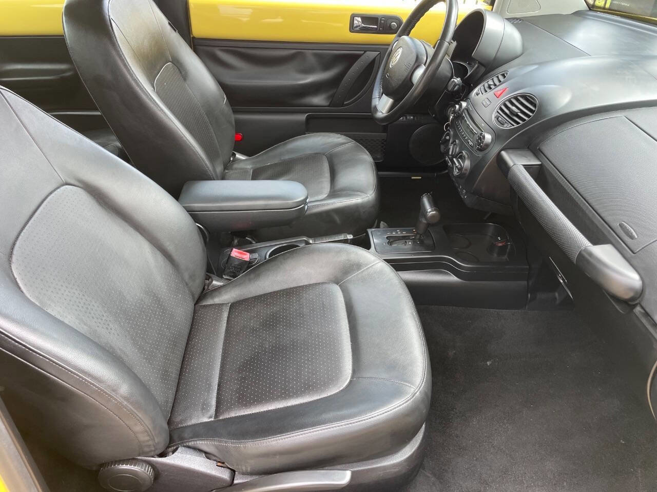 Used 2009 Volkswagen Beetle Coupe FWD image 17