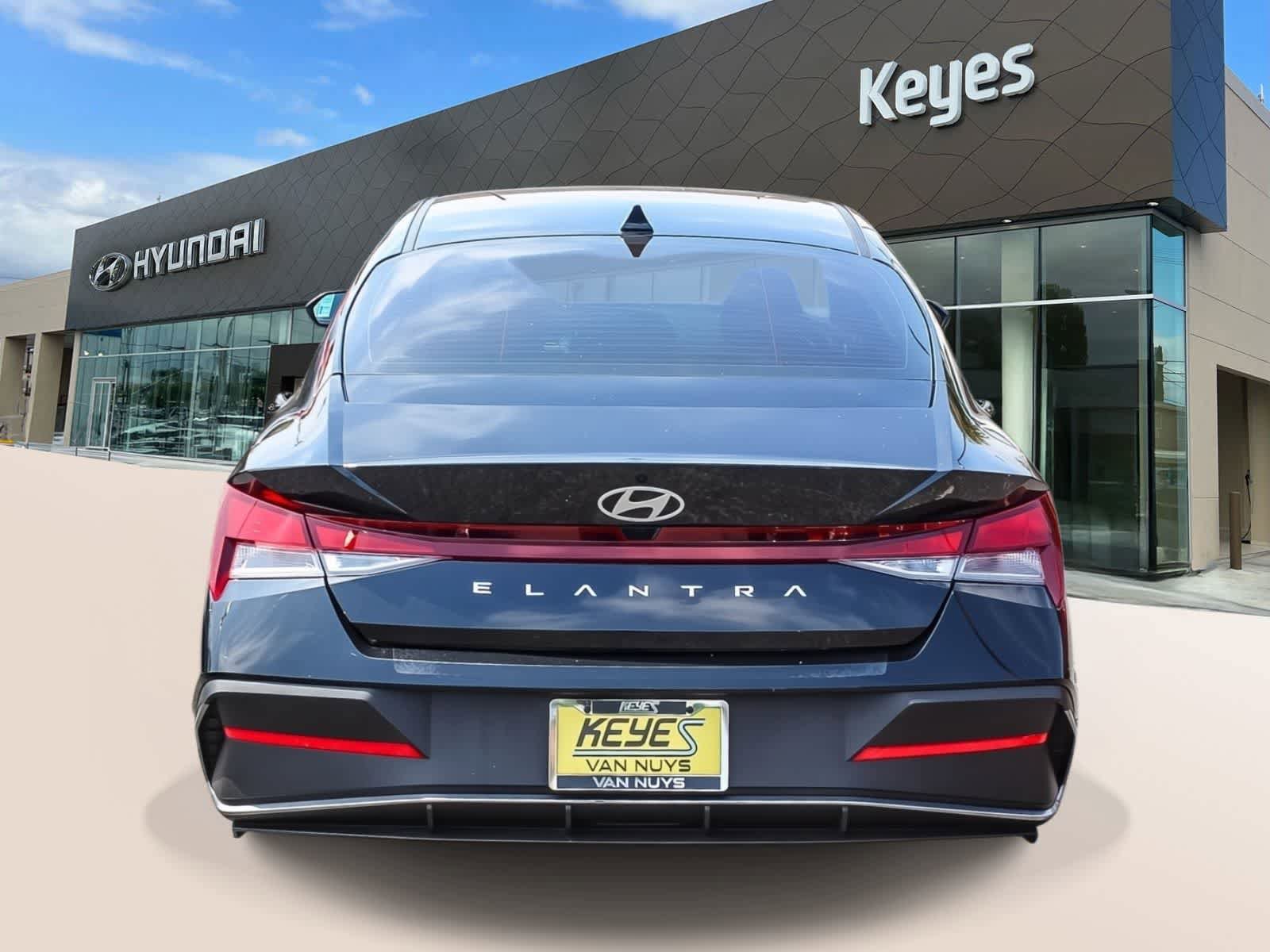 Certified 2025 Hyundai Elantra SE FWD image 6