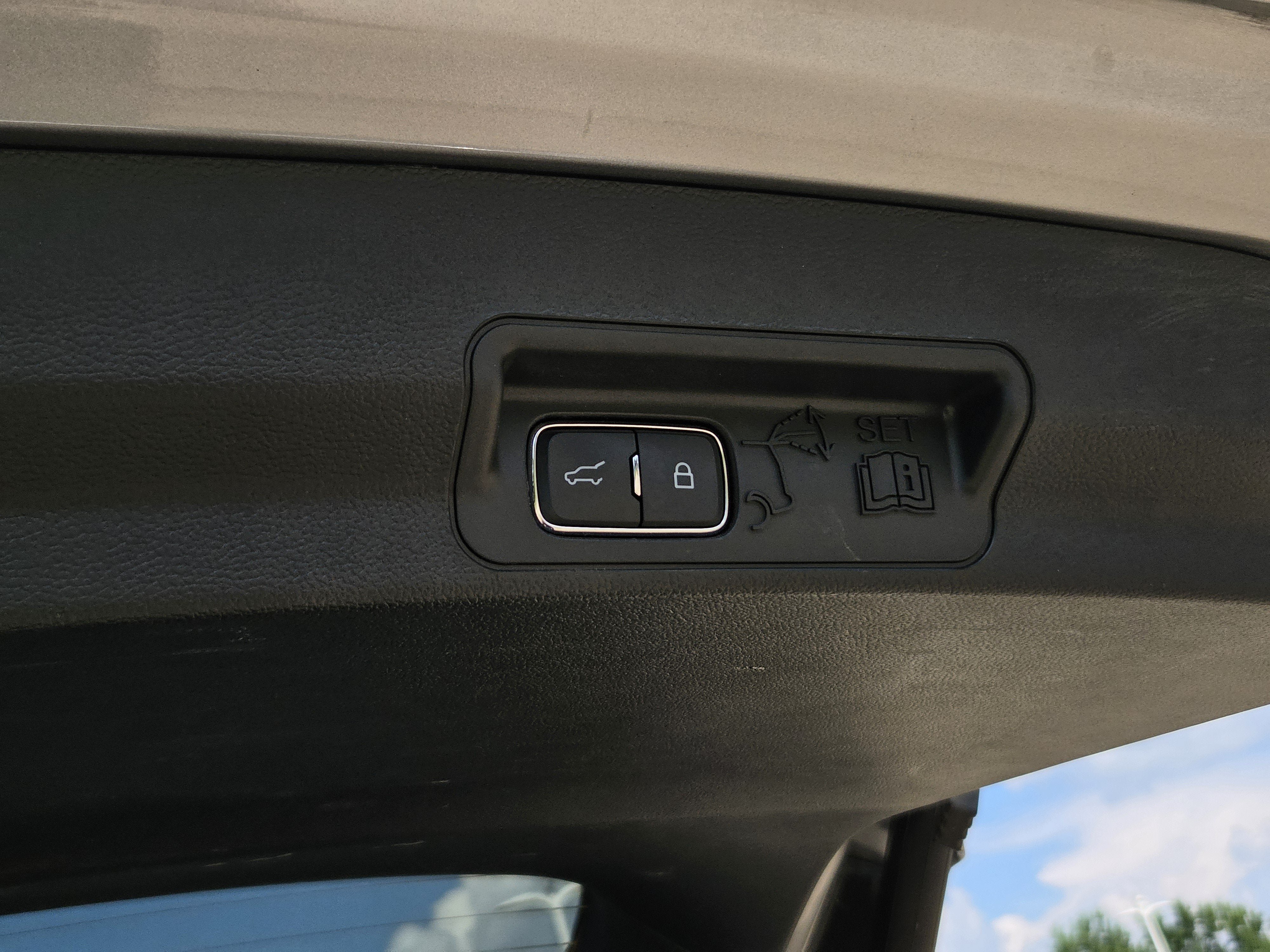 Used 2024 Ford Explorer XLT AWD/4WD image 11