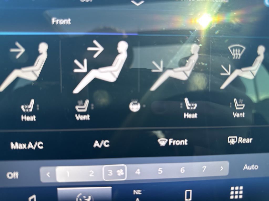 Used 2025 Chrysler Pacifica Limited image 6