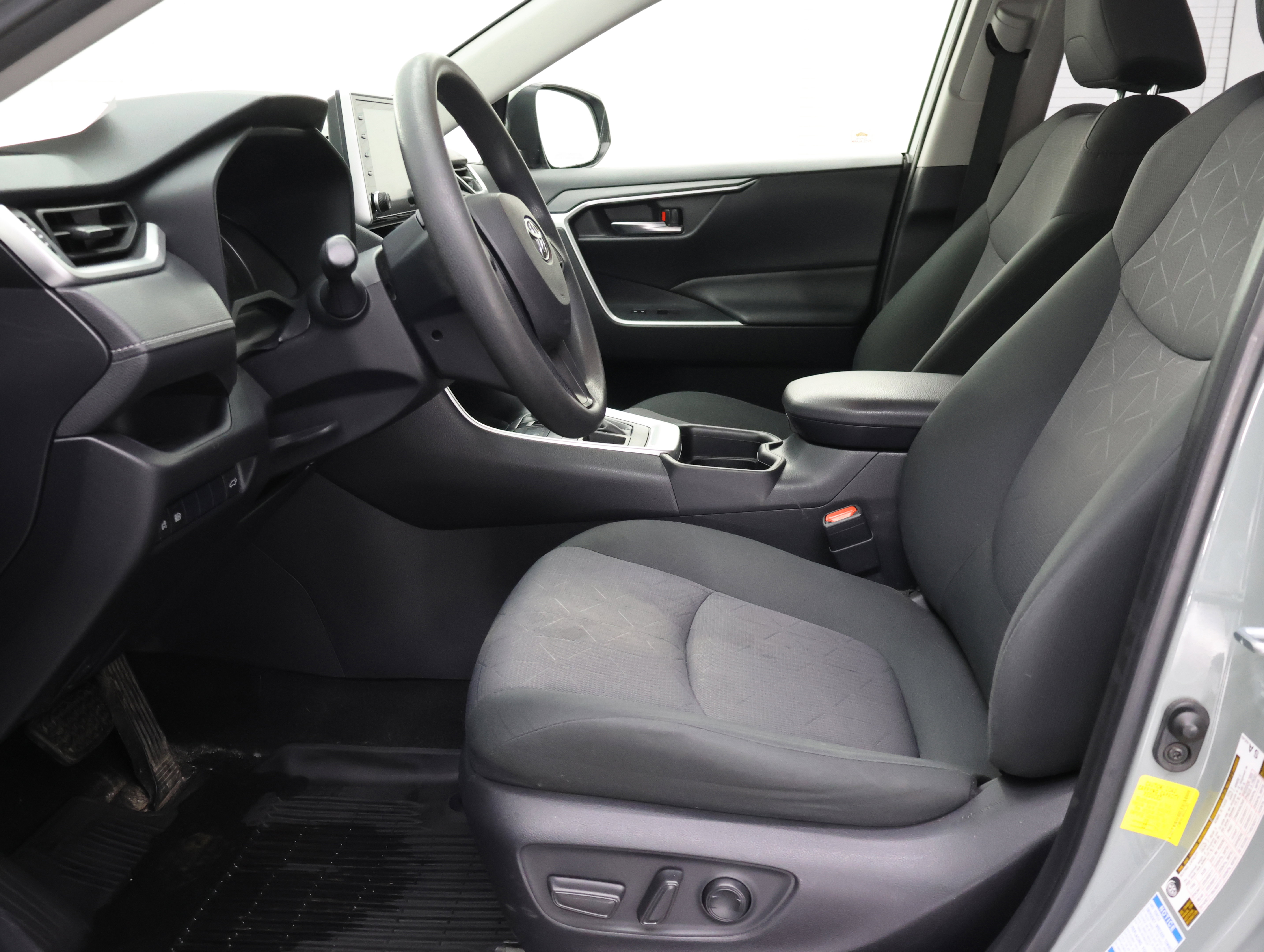 Used 2019 Toyota RAV4 XLE w/ Convenience Package image 8