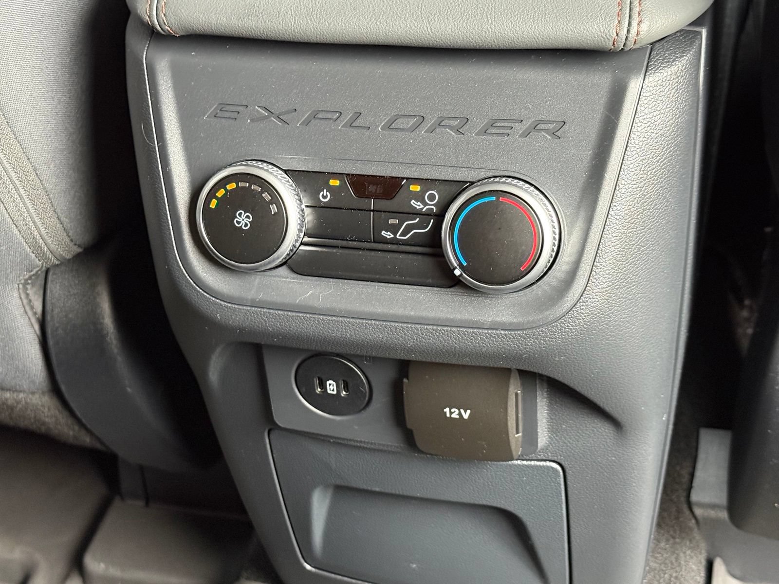 Used 2025 Ford Explorer Active AWD/4WD image 17