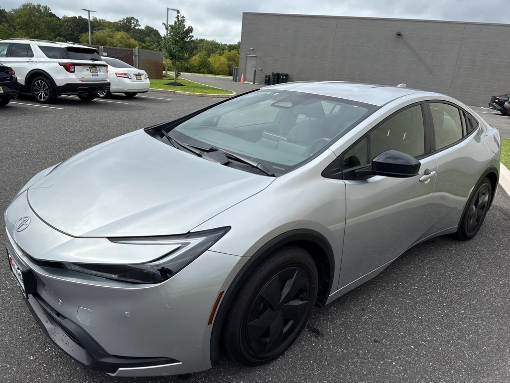 Used 2025 Toyota Prius LE FWD image 4
