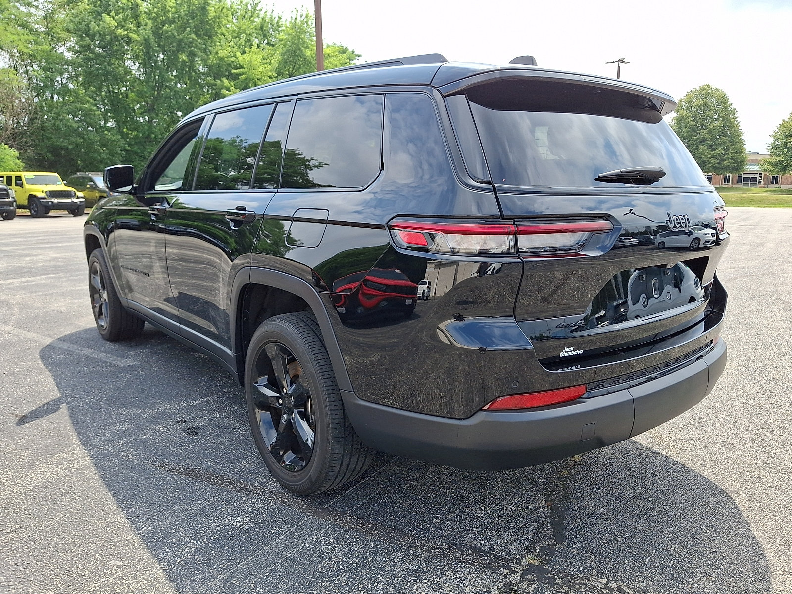 Certified 2023 Jeep Grand Cherokee L Laredo AWD/4WD image 8