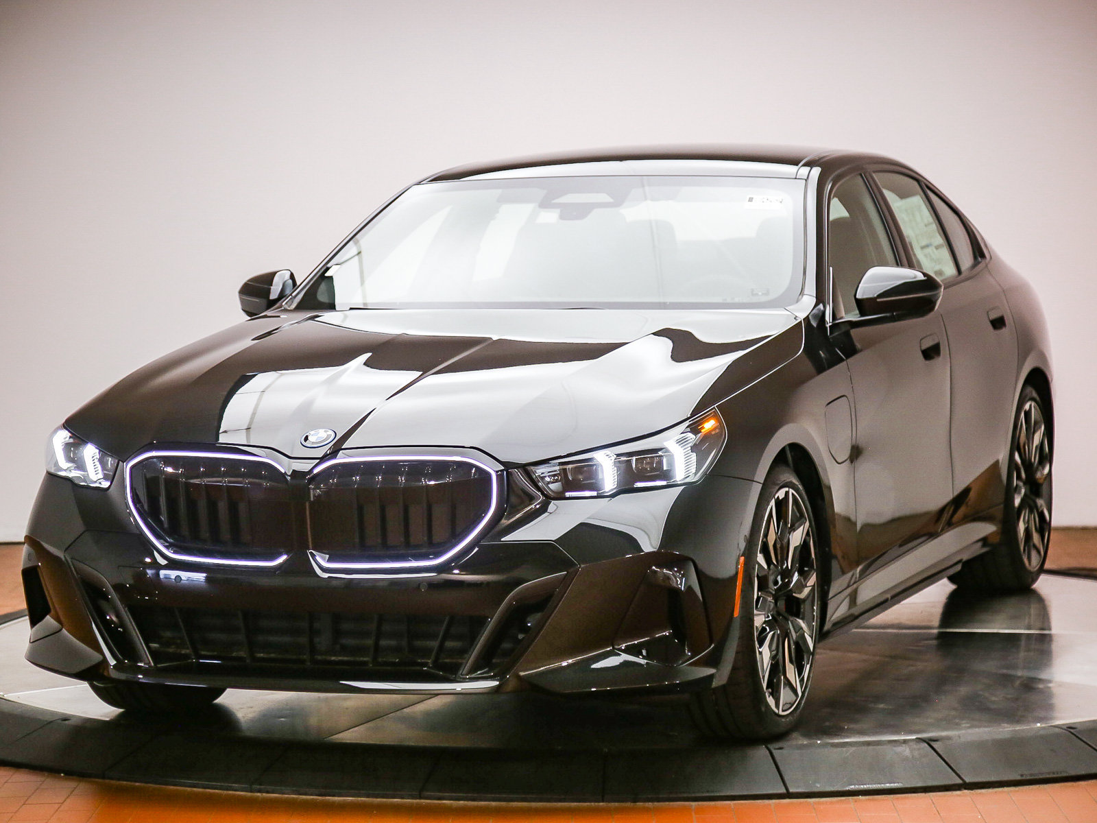 New 2027 BMW 550e xDrive AWD/4WD image 1
