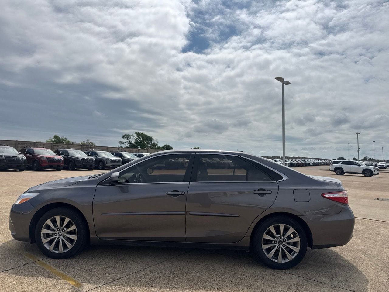 Used 2017 Toyota Camry XLE FWD image 12
