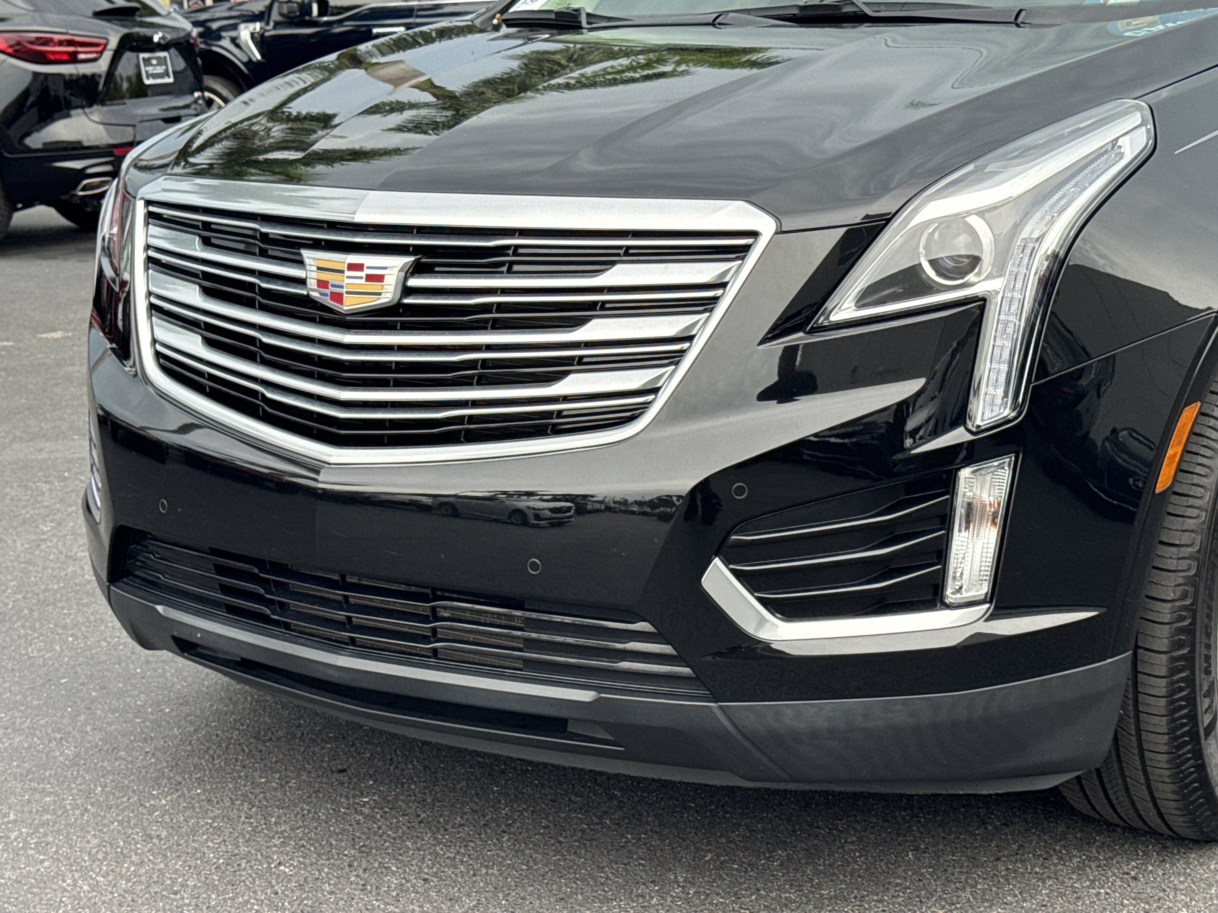 Used 2018 Cadillac XT5 Luxury w/ Driver Awareness Package FWD image 9