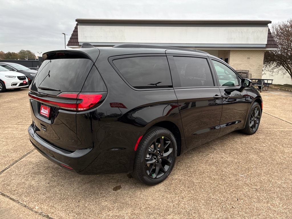 New 2026 Chrysler Pacifica Select AWD/4WD image 5