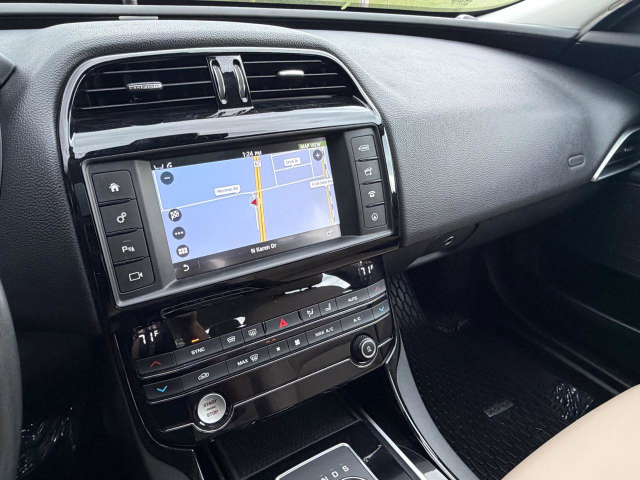 Used 2017 Jaguar XE Premium image 19