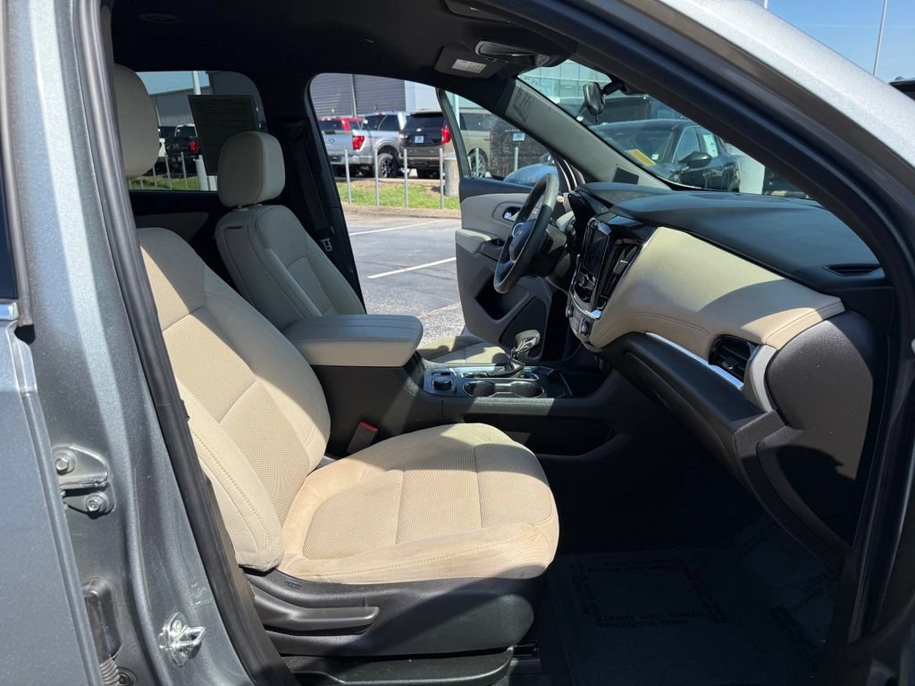 Used 2023 Chevrolet Traverse LS FWD image 17