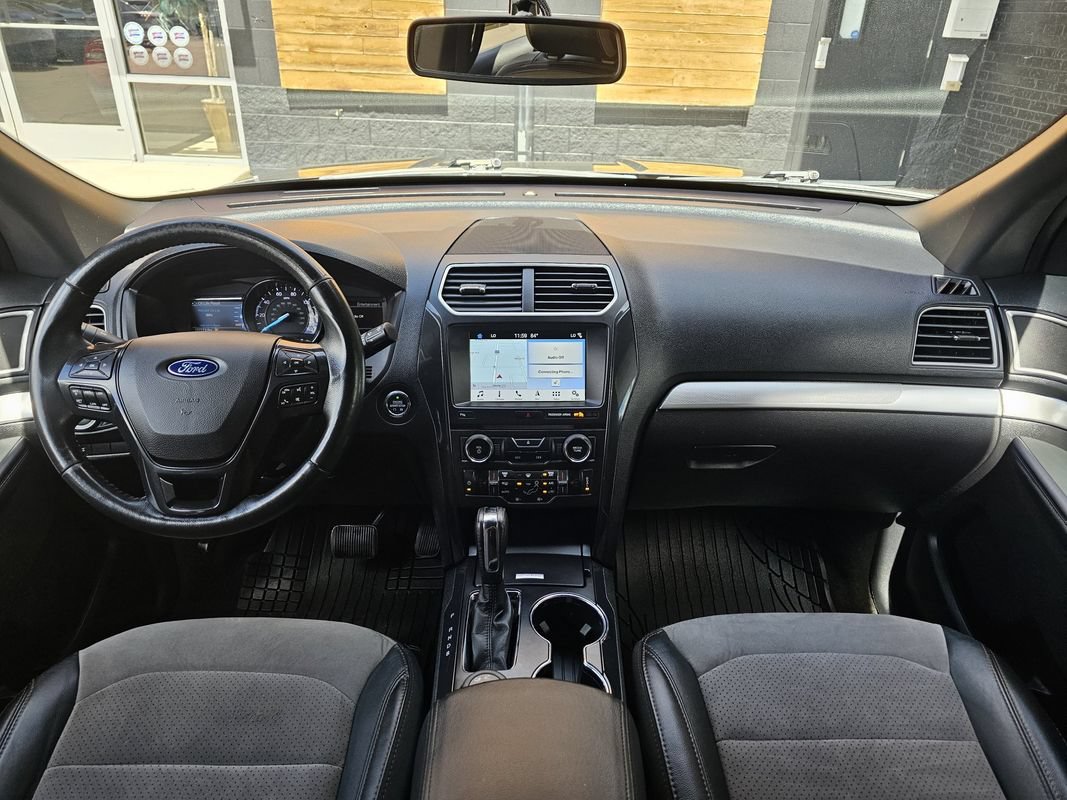Used 2017 Ford Explorer XLT w/ Equipment Group 202A AWD/4WD image 18