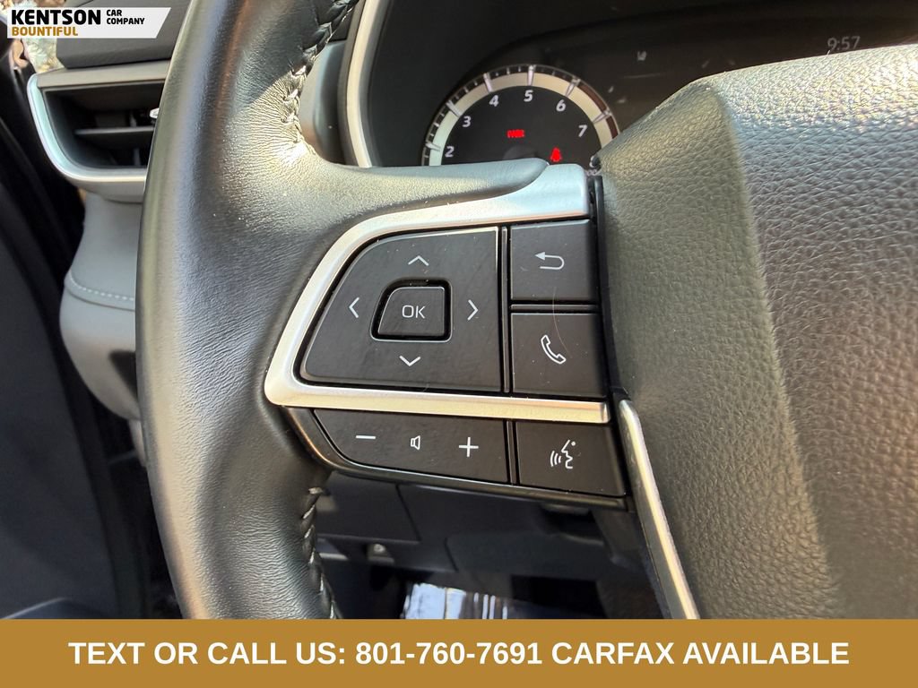 Used 2025 Toyota Highlander XLE AWD/4WD image 16