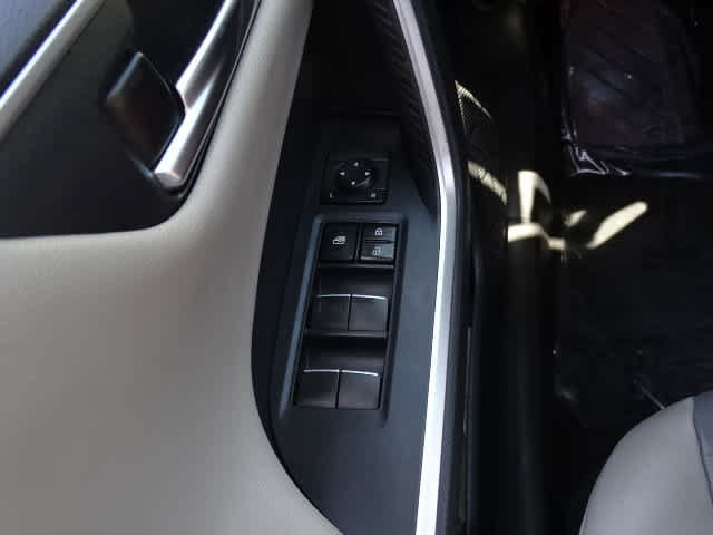 Used 2019 Toyota RAV4 Limited w/ Carpet Mat Package FWD image 38