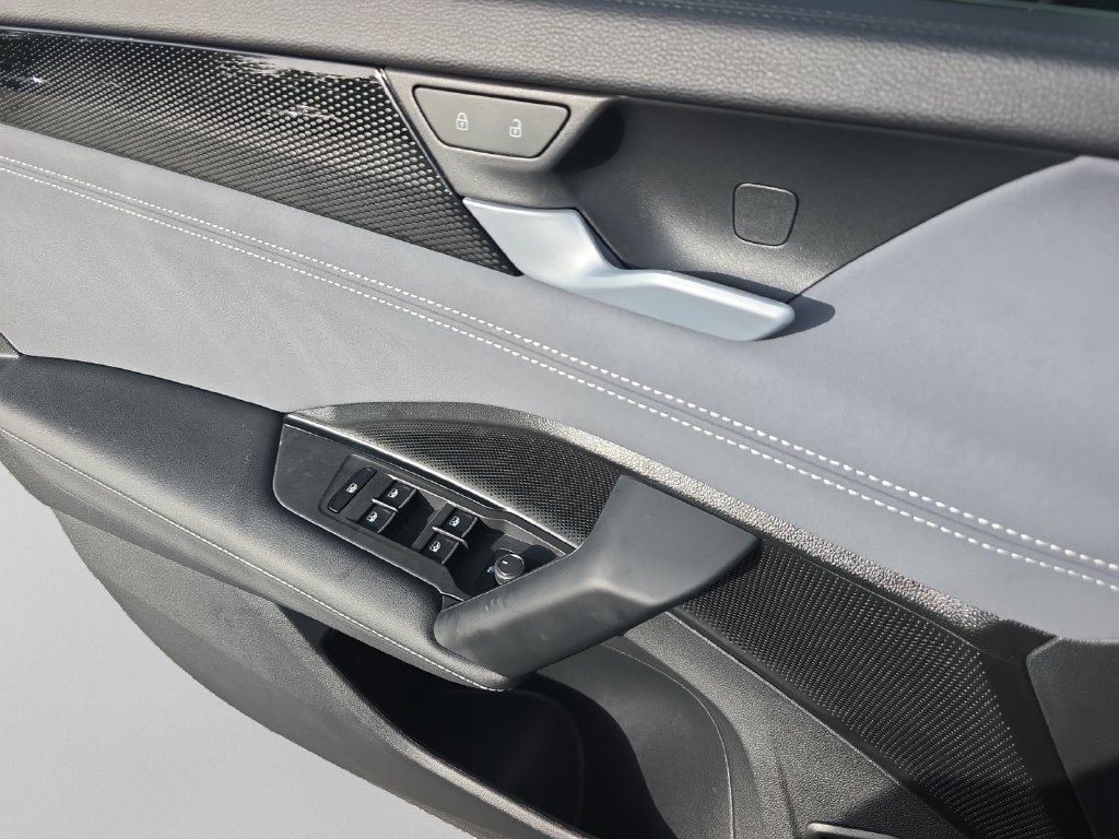 New 2025 Volkswagen Tiguan SE FWD image 17