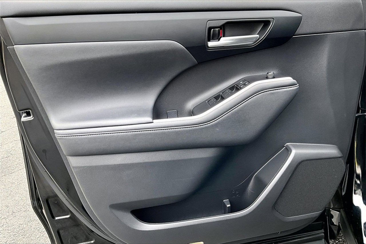 Used 2023 Toyota Highlander L image 25