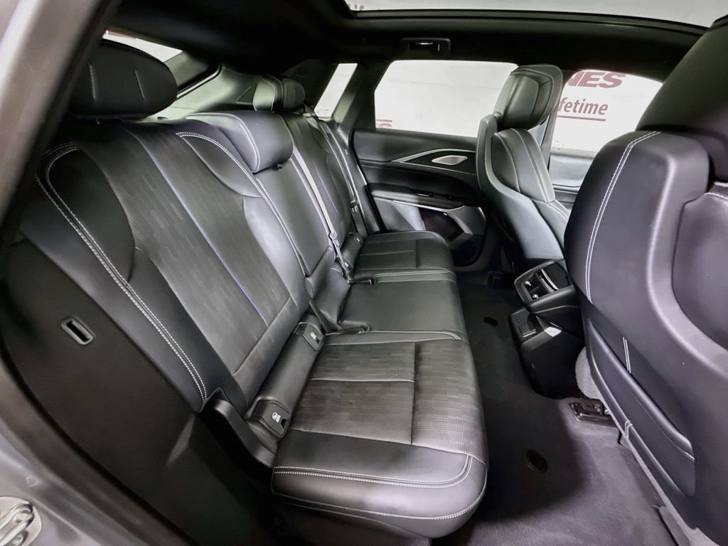 Used 2024 Cadillac Lyriq Luxury AWD/4WD image 32