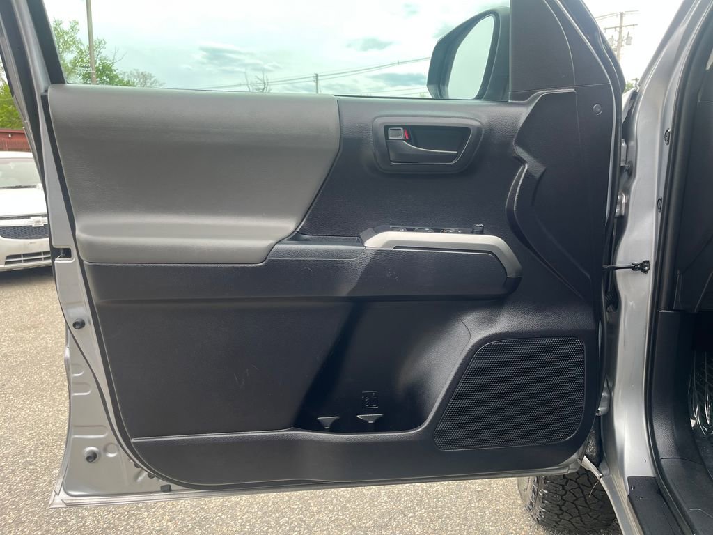 Used 2020 Toyota Tacoma SR5 AWD/4WD image 19