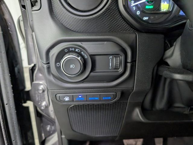 Used 2025 Jeep Wrangler Unlimited Rubicon 4xe w/ Convenience Group AWD/4WD image 18