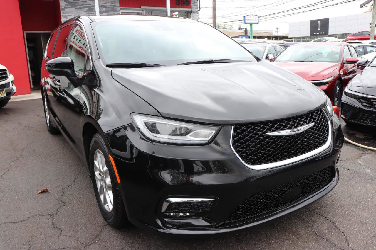 Used 2023 Chrysler Pacifica Touring-L image 7