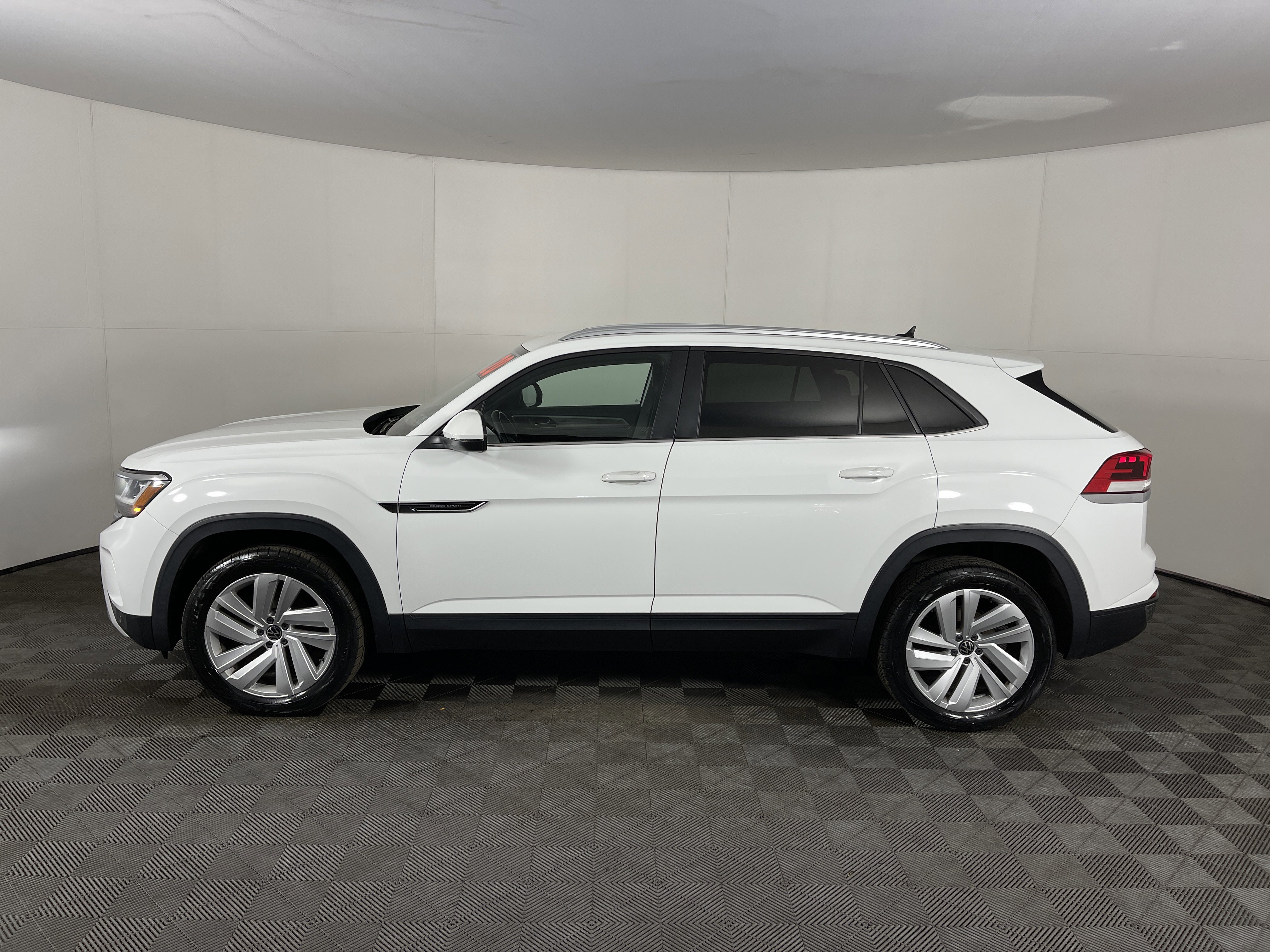 Used 2020 Volkswagen Atlas Cross Sport SE w/ Panoramic Sunroof Package image 3
