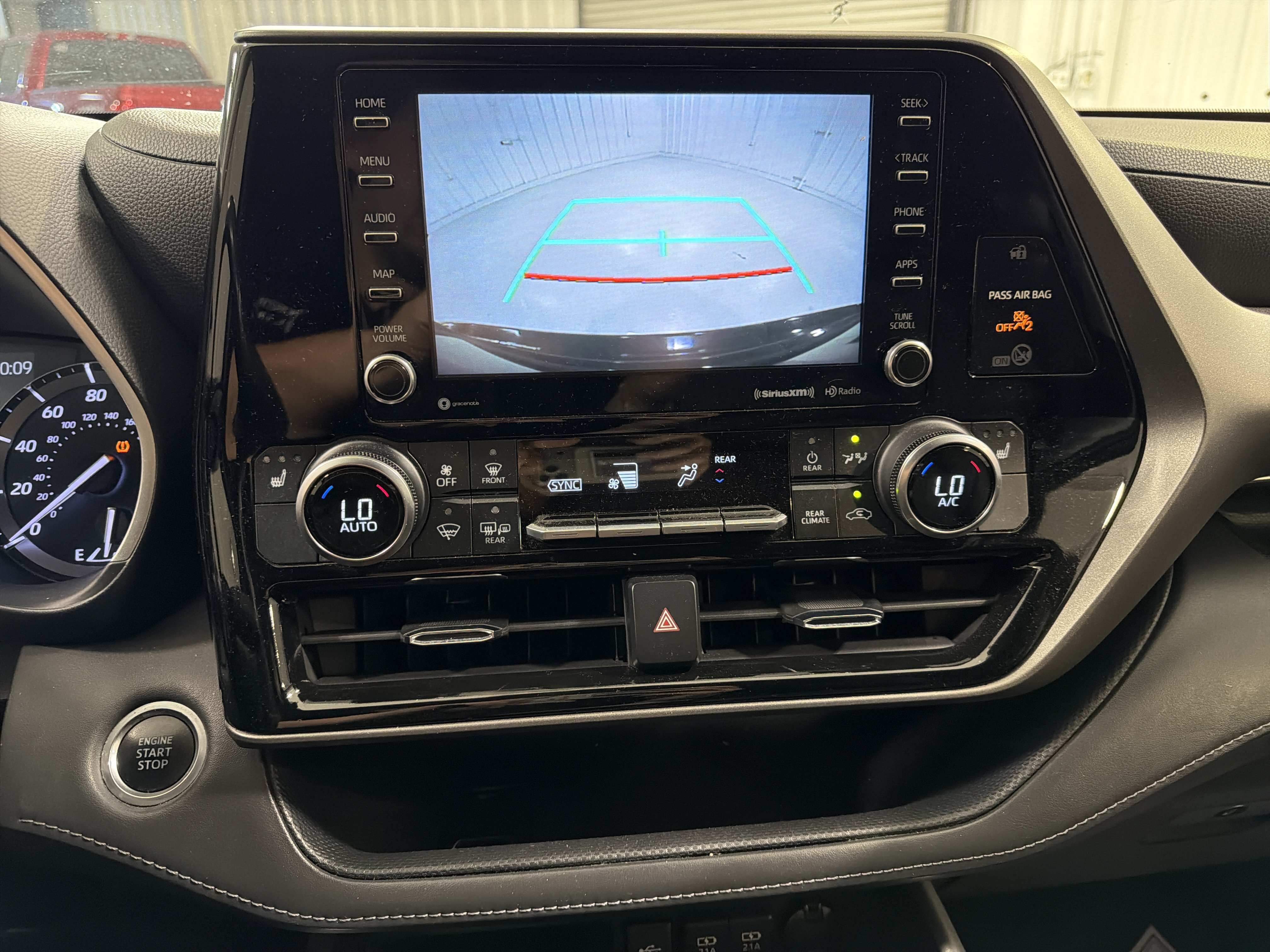 Used 2021 Toyota Highlander XLE FWD image 18