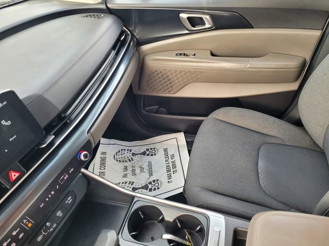 Used 2025 Kia Carnival LX FWD image 11