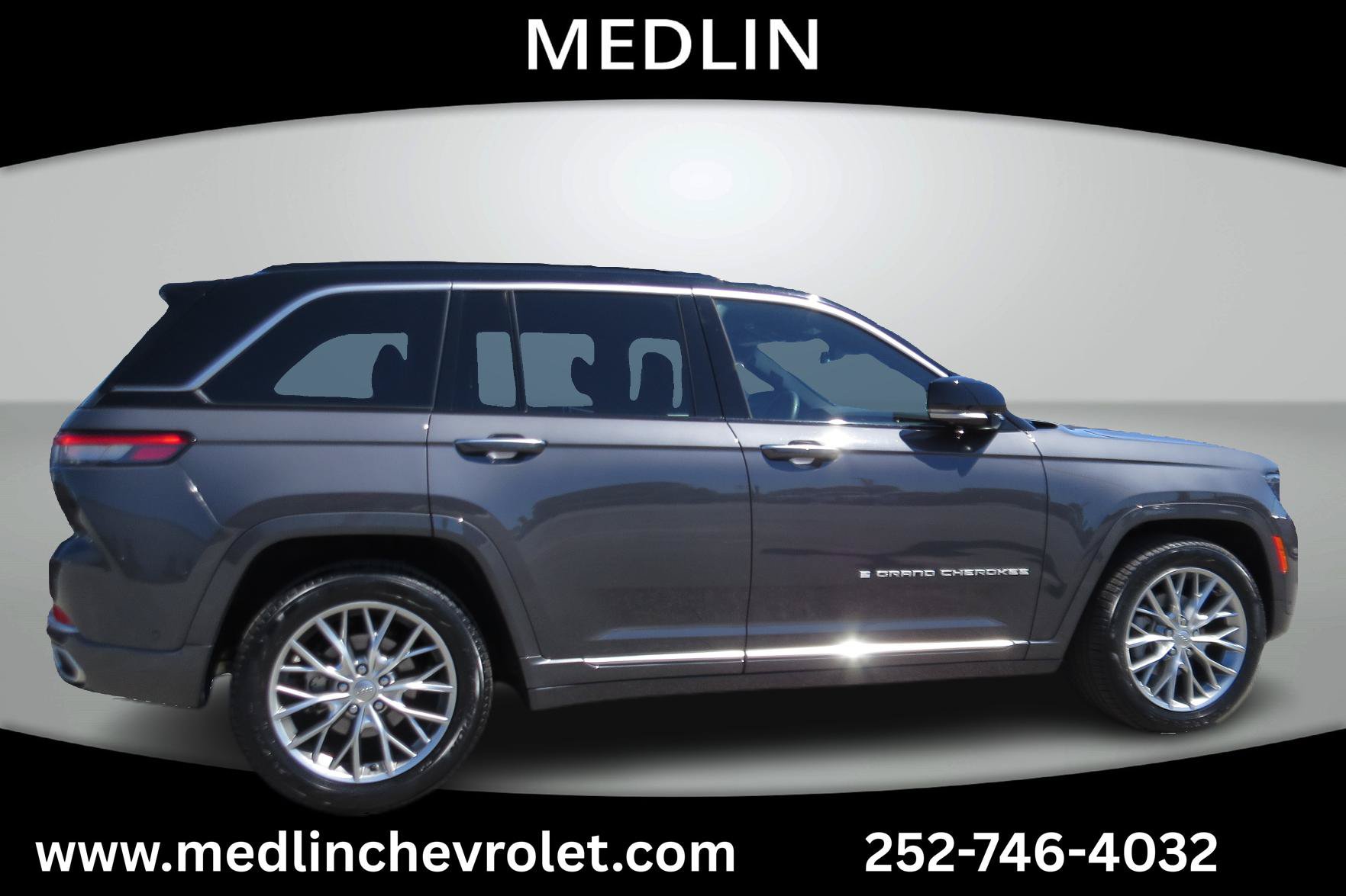 Used 2025 Jeep Grand Cherokee Summit AWD/4WD image 9