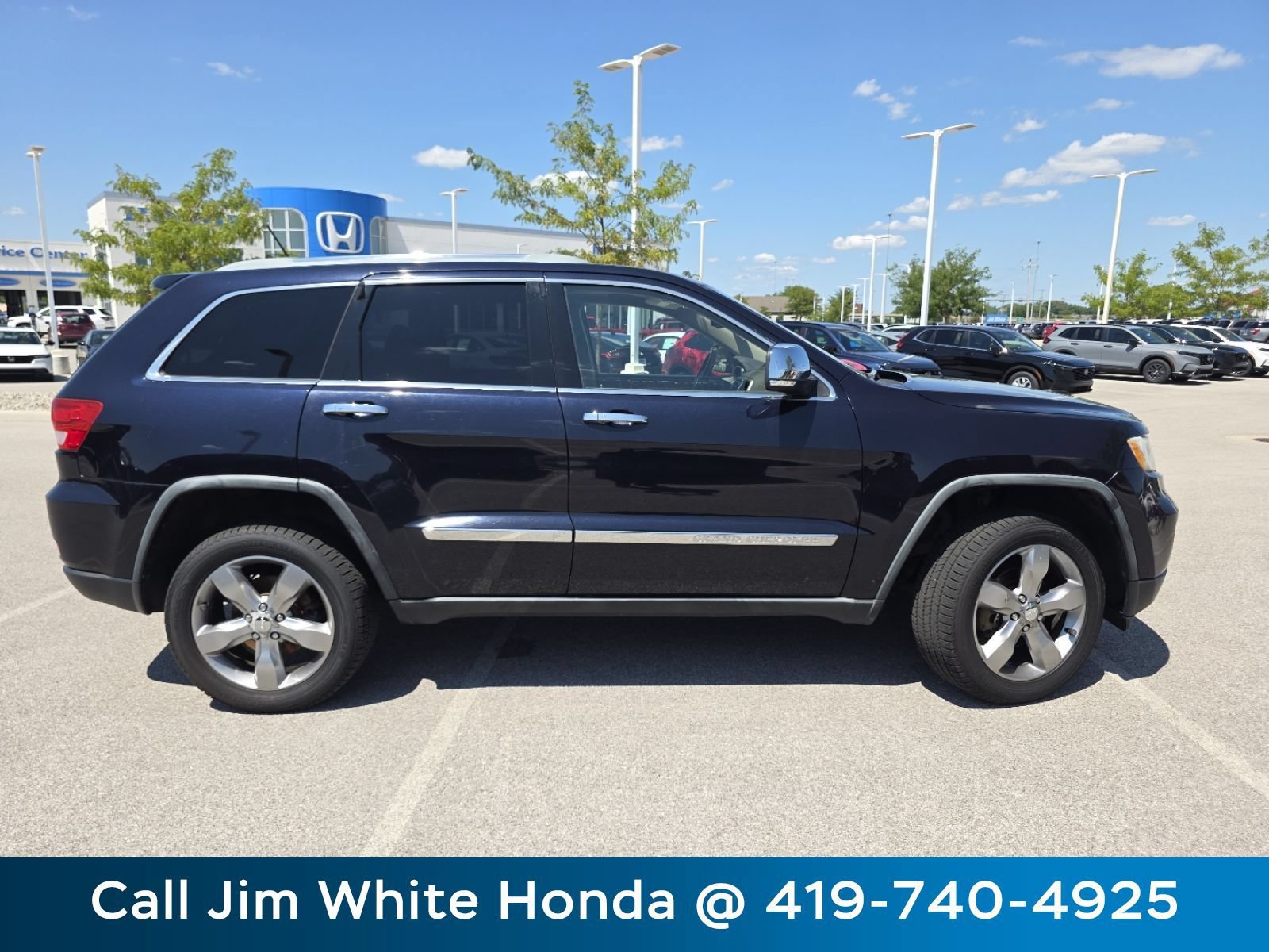 Used 2011 Jeep Grand Cherokee Overland w/ Mopar Chrome Edition Group AWD/4WD image 16