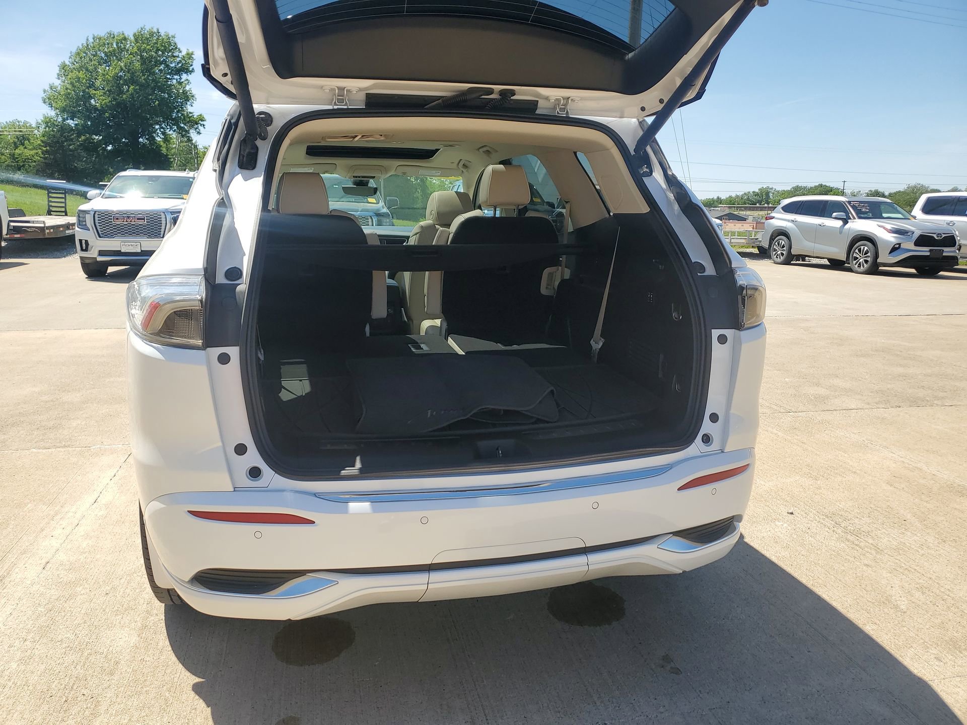 Used 2023 Buick Enclave Avenir w/ Avenir Technology Package FWD image 33
