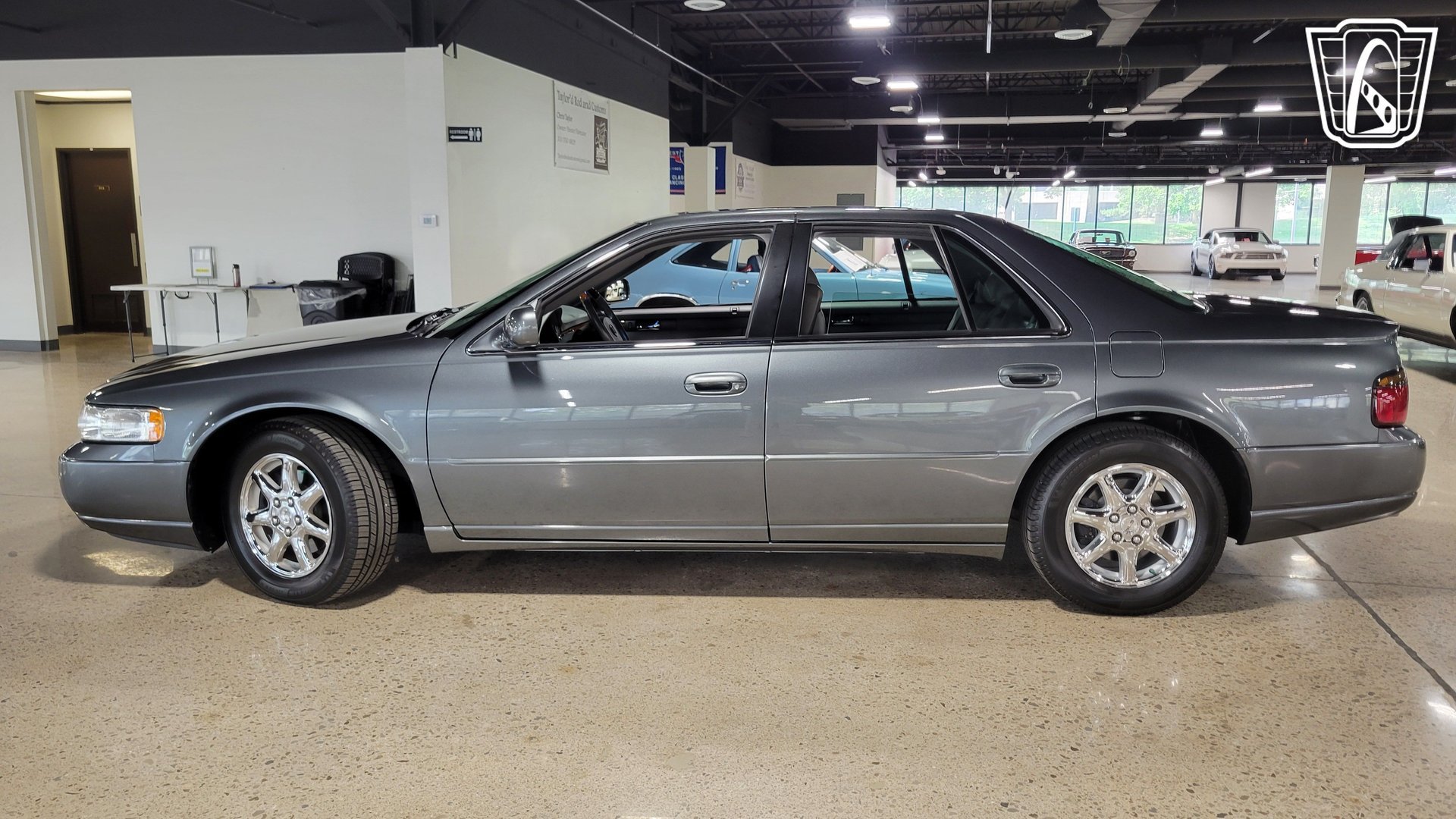 Used 2004 Cadillac Seville SLS w/ Preferred Equipment Group FWD image 2