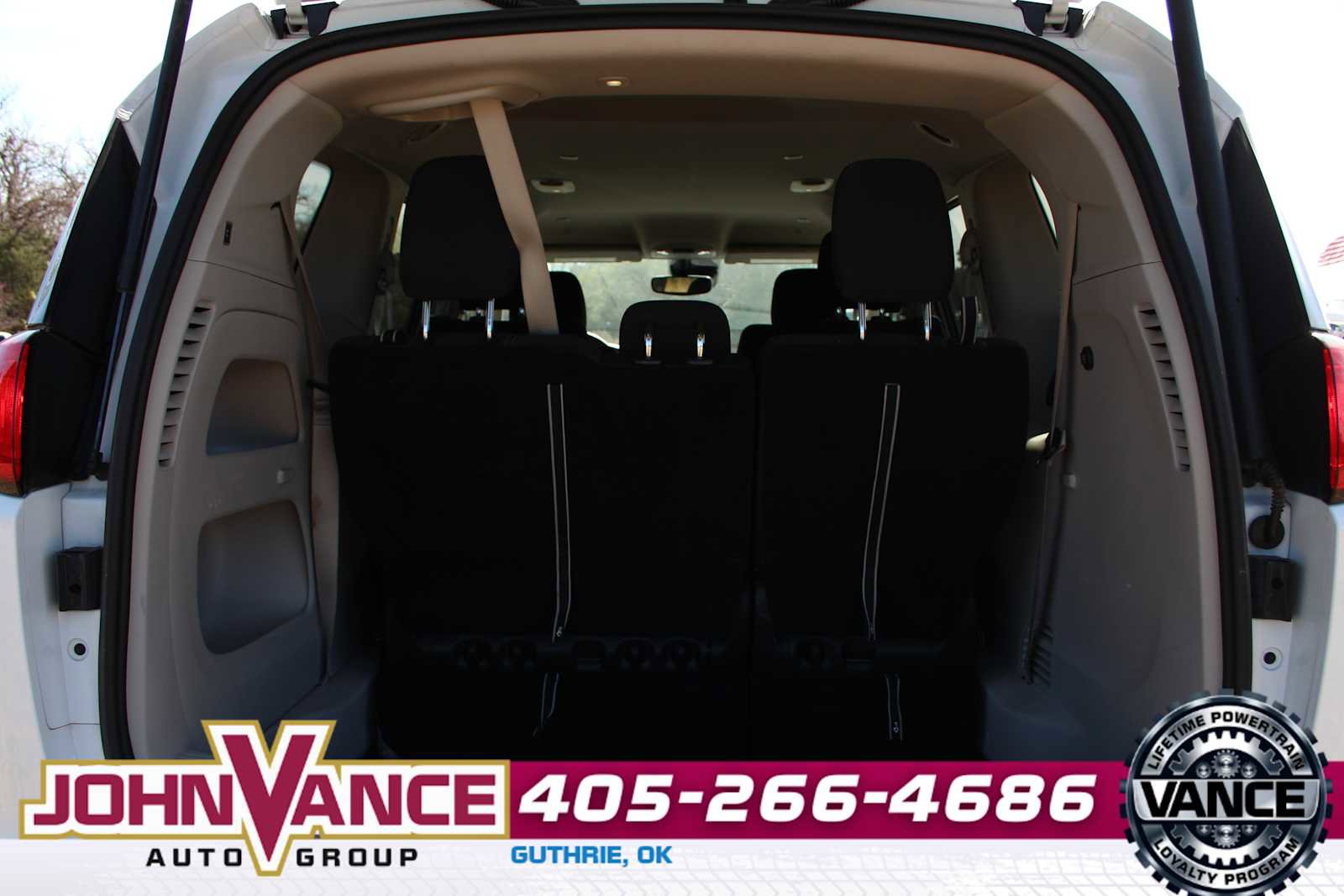 Used 2023 Chrysler Voyager LX image 9