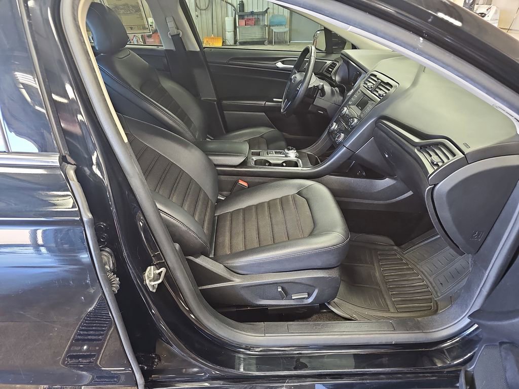 Used 2018 Ford Fusion SE w/ Equipment Group 201A image 10