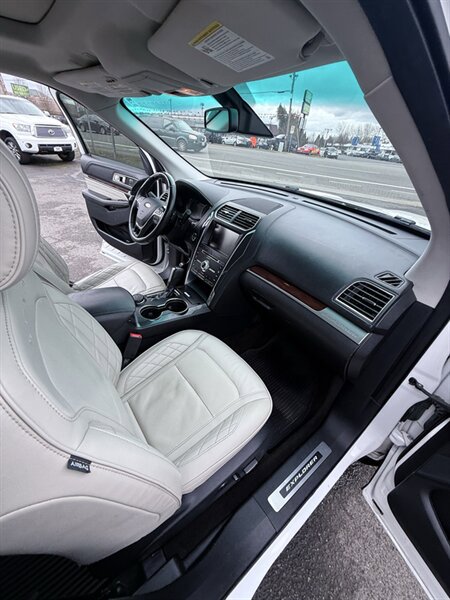 Used 2016 Ford Explorer Platinum AWD/4WD image 33