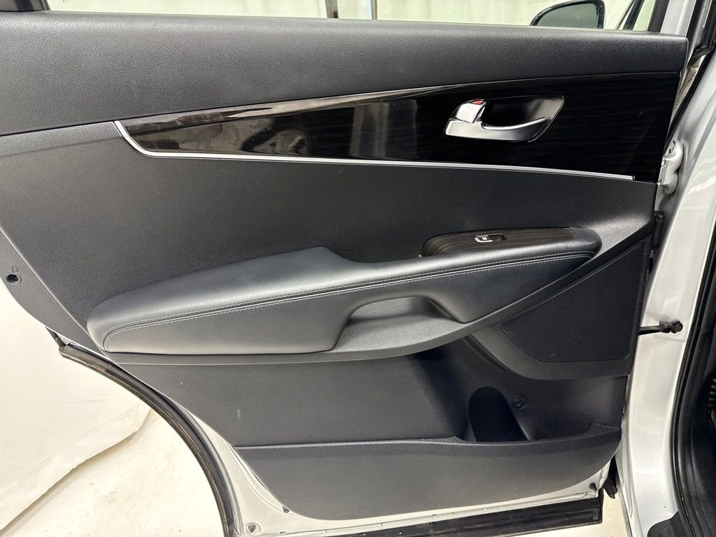 Used 2019 Kia Sorento LX image 14