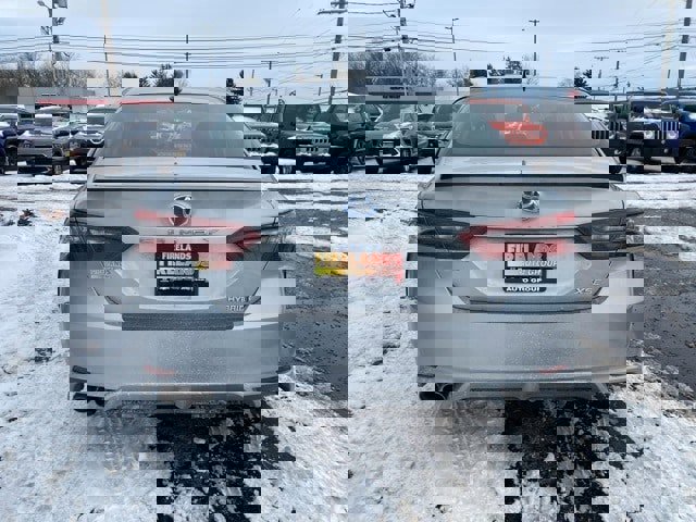 Used 2023 Toyota Camry XSE image 3