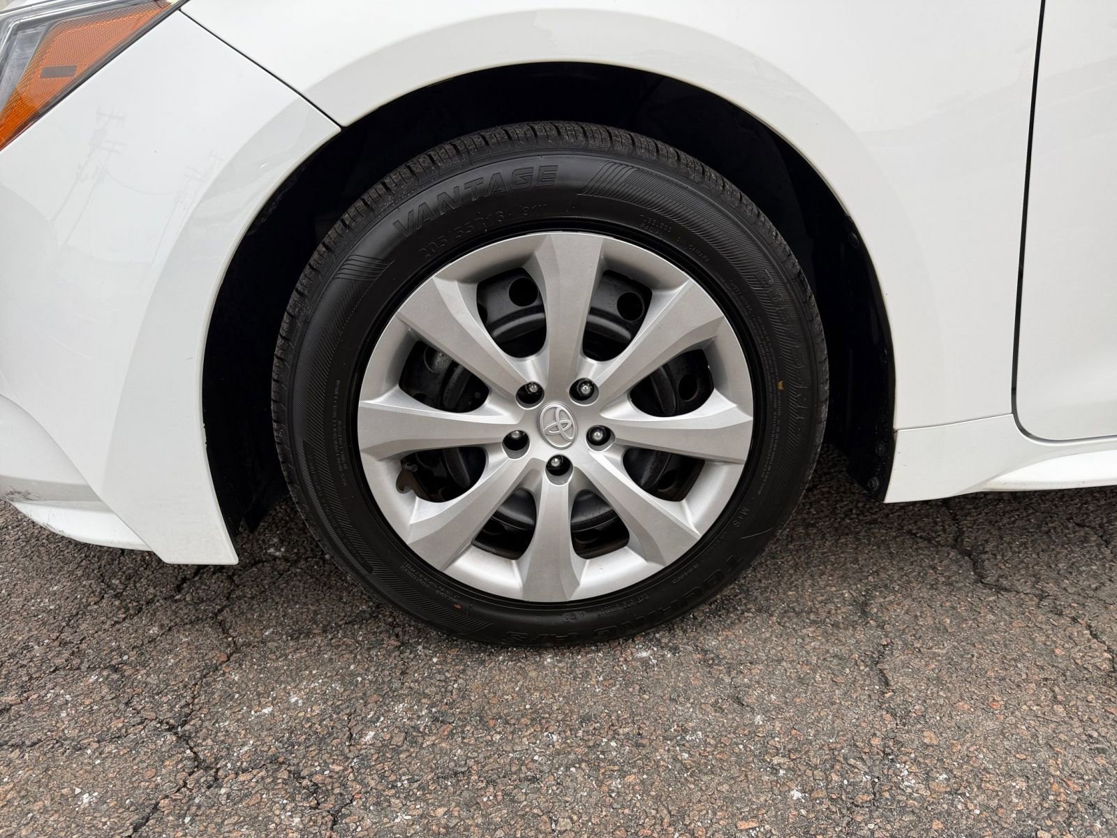 Used 2025 Toyota Corolla LE image 28