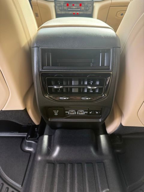 Used 2024 Jeep Grand Cherokee Limited image 39