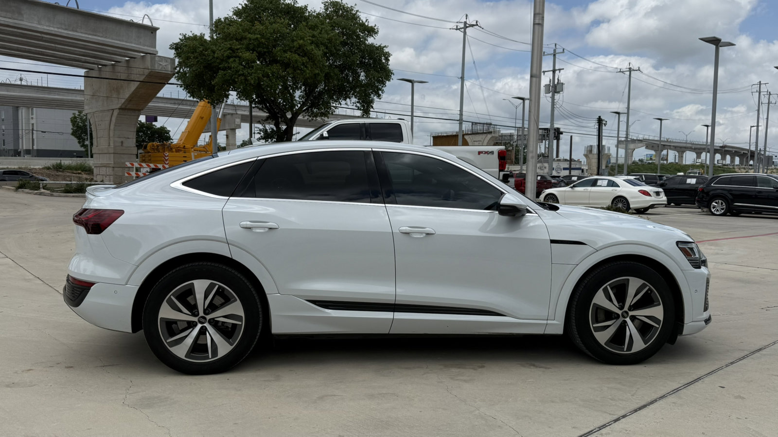Used 2024 Audi Q8 e-tron Premium Plus w/ Premium Plus Package AWD/4WD image 17