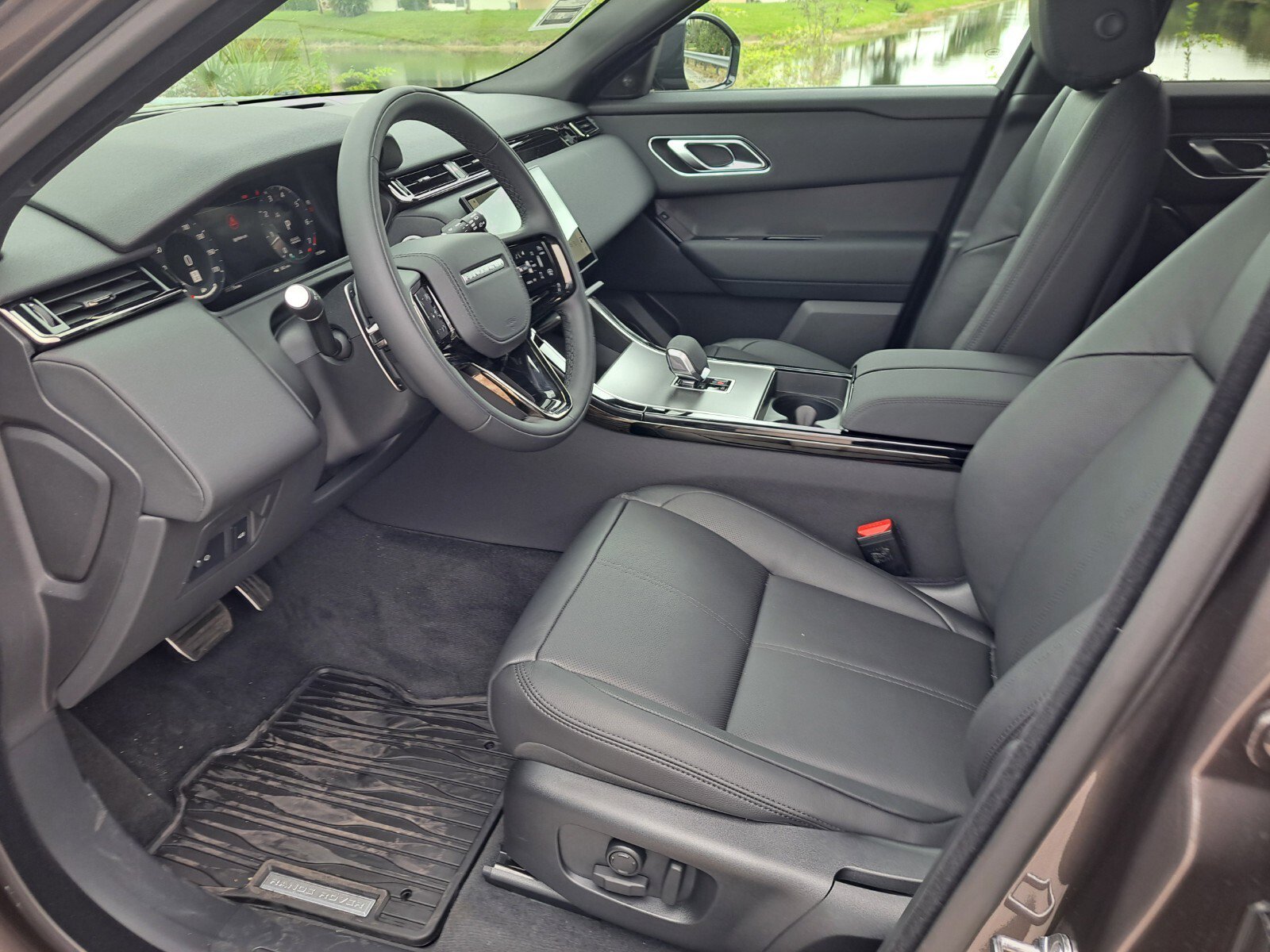 New 2025 Land Rover Range Rover Velar Dynamic SE image 9