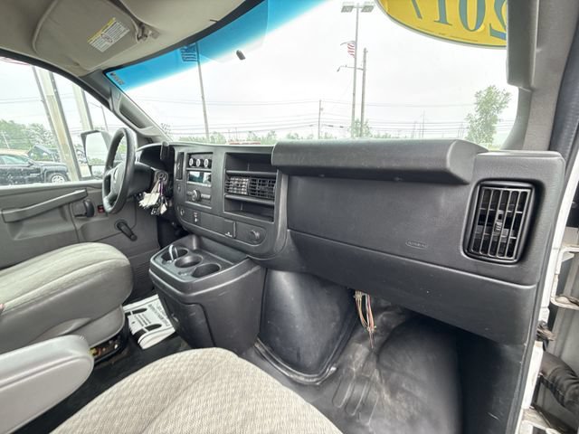 Used 2017 GMC Savana 3500 RWD image 24