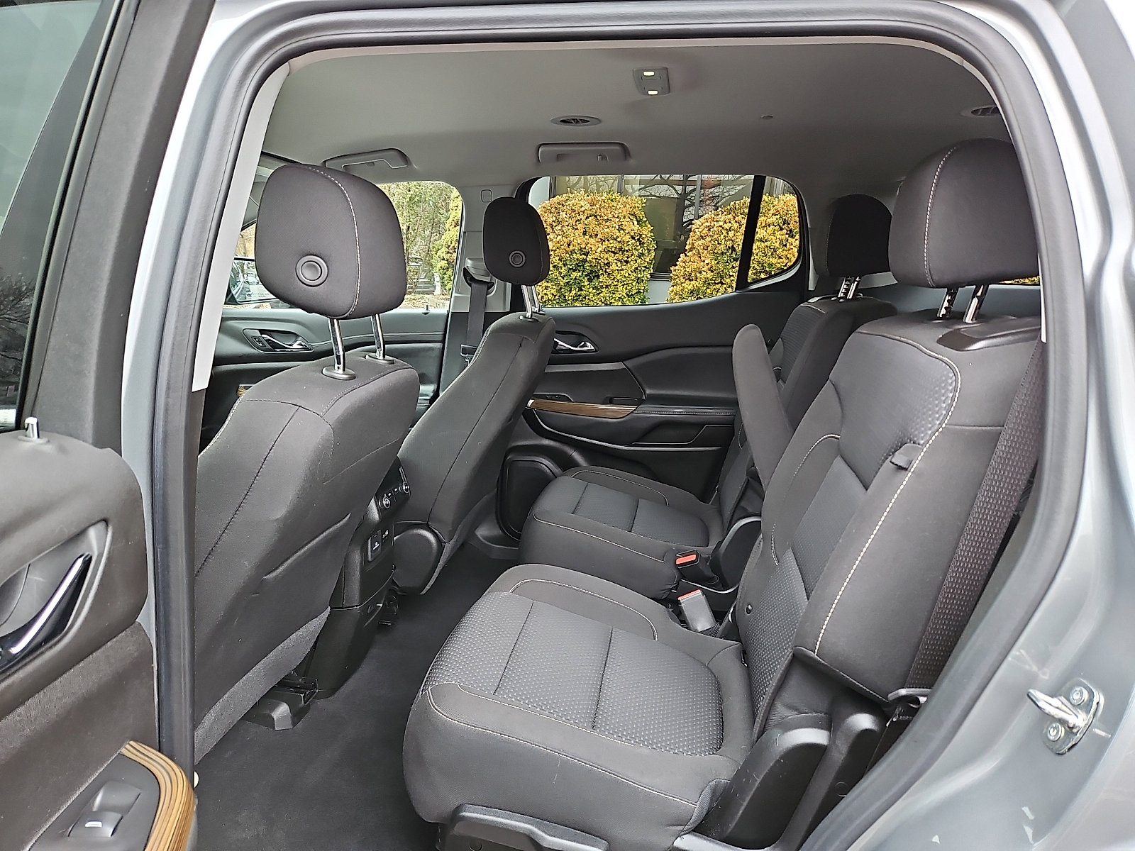 Used 2023 GMC Acadia SLE w/ Driver Convenience Package image 10